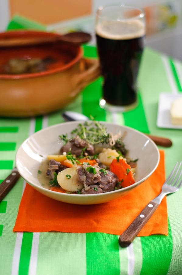 Tradizionale stufato Irlandese, servita con pane, burro e la birra Guinness.