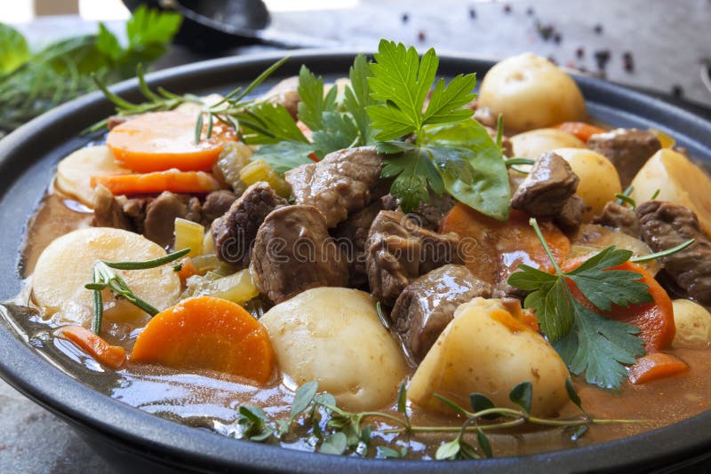 Lo stufato irlandese, con la carne di agnello, corpulento, patate, carote e aromi.