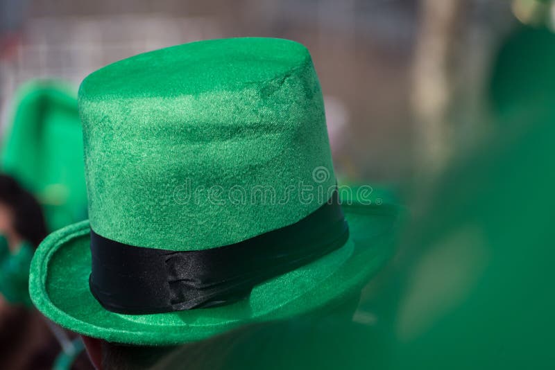 Irlandesa estilo un sombrero ser de acuerdo a visitante sobre el escolta sobre el calles,, irlanda.