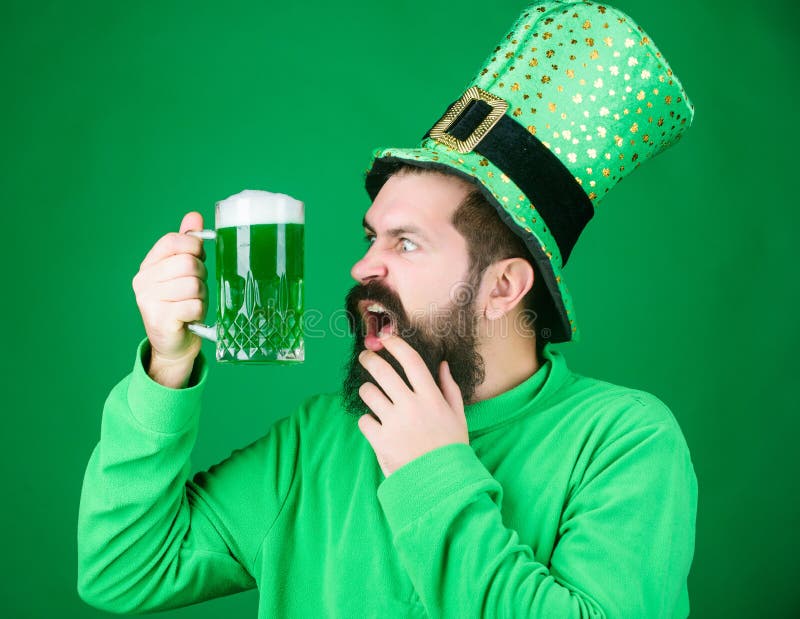 irishman-never-drunk-bearded-man-toastin