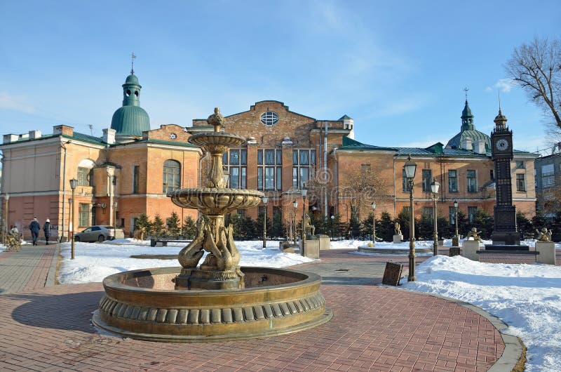 Irkutsk, Rosja, Marzec, 03, 2017 Fontanny ` Łabędziej piosenki ` i ` big ben ` w parku 350 rocznica Irkutsk w wczesnym sp fotografia stock Irkutsk, Rosja, Marzec, 03, 2017 Fontanny ` Łabędziej piosenki ` i ` big ben ` w parku 350 rocznica Irkutsk w wczesnym sp fotografia stock