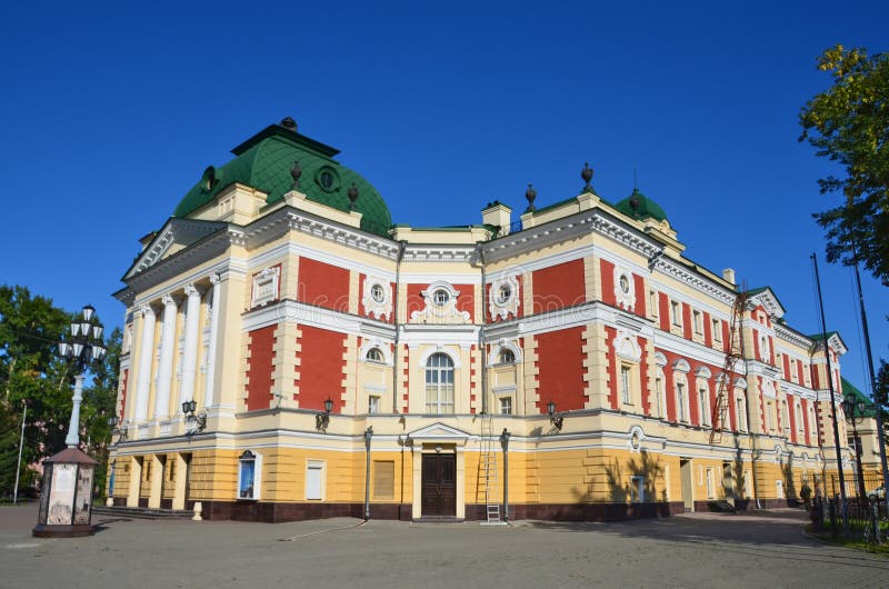 Irkutsk, Rosja, Sierpień, 29, 2017 Irkutsk dramata akademicki theatre wymieniający po N P Okhlopkov w pogodnej pogodzie obrazy stock Irkutsk, Rosja, Sierpień, 29, 2017 Irkutsk dramata akademicki theatre wymieniający po N P Okhlopkov w pogodnej pogodzie obrazy stock