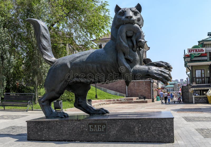 IRKUTSK, RUSSIA - 6 LUGLIO 2019: Simbolo della tigre siberiana della scultura di Babr della città di Irkutsk immagine stock IRKUTSK, RUSSIA - 6 LUGLIO 2019: Simbolo della tigre siberiana della scultura di Babr della città di Irkutsk immagine stock