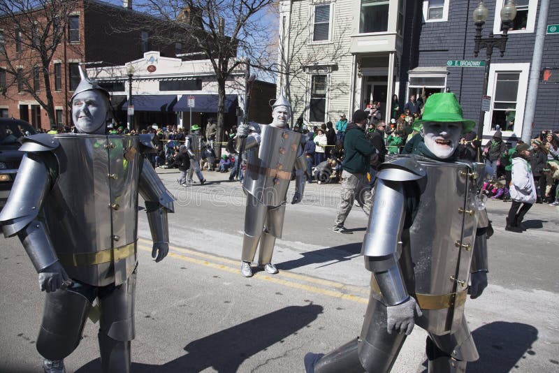 Irlandais Tin Man, défilé du jour de St Patrick, 2014, Boston du sud, le Massachusetts, Etats-Unis images libres de droits Irlandais Tin Man, défilé du jour de St Patrick, 2014, Boston du sud, le Massachusetts, Etats-Unis images libres de droits