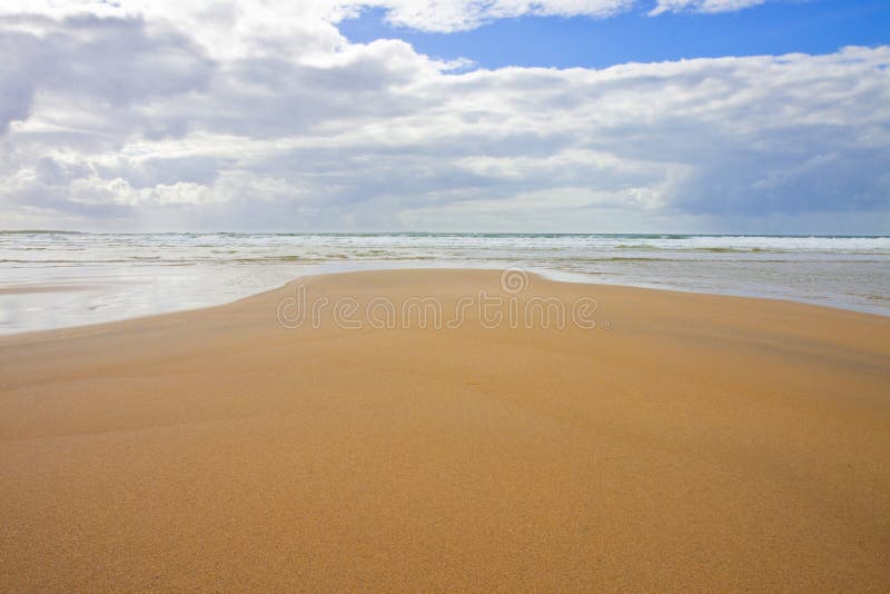 Irlandczyk plaża z piaskiem Irlandia i chmurnym niebem