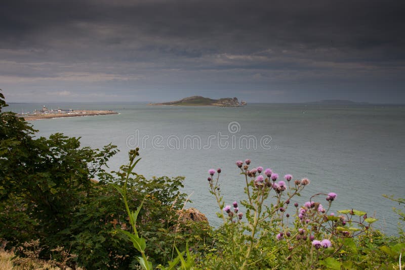 Irlands Augen-Insel genommen von Howth, Dublin, Irland lizenzfreies stockbild Irlands Augen-Insel genommen von Howth, Dublin, Irland lizenzfreies stockbild