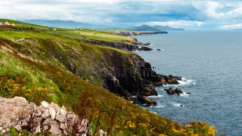 Irlandzka linia brzegowa na północnego atlantyku oceanie fotografia royalty free