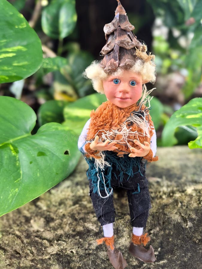 Irländska leprechaun som sitter i mangoträdbädd med boa constritor plant. arkivfoto