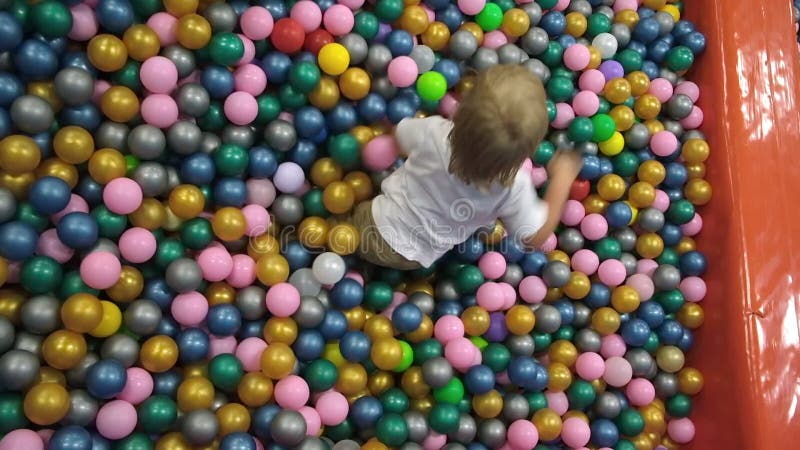 irmão com irmã jogando na piscina de bolinhas coloridas. playground interno  de creche. piscina de bolinhas para crianças. sala de jogos do jardim de  infância ou pré-escola. 5848214 Foto de stock no