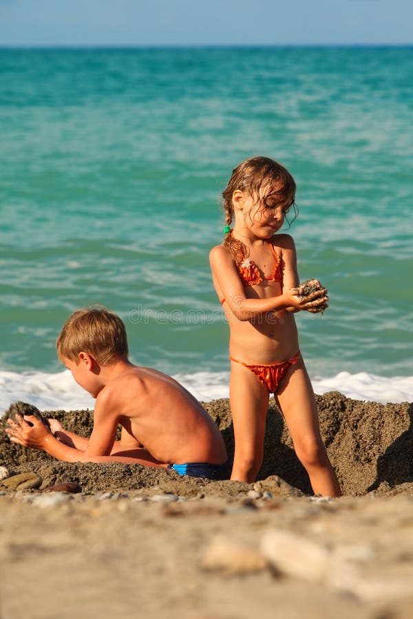 Jogos dos meninos imagem de stock. Imagem de nave, lago - 10059291