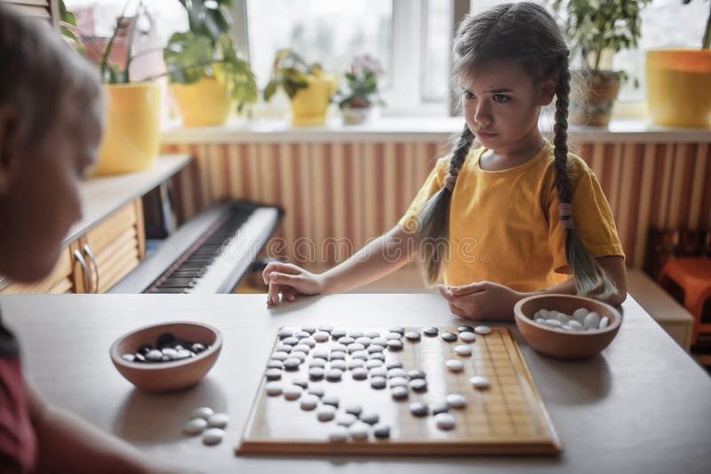 Irmão Se Divertem Jogando Xadrez Em Casa, Tradicional Jogo De Tabuleiro  Chinês, Digital Detox Imagem de Stock - Imagem de batalha, japonês:  219948525