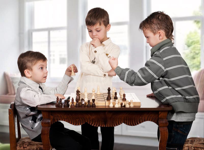 O Grandmaster Do Novato Com Gatinho Brincalhão Joga a Xadrez Foto de Stock  - Imagem de infância, pelaria: 93275426