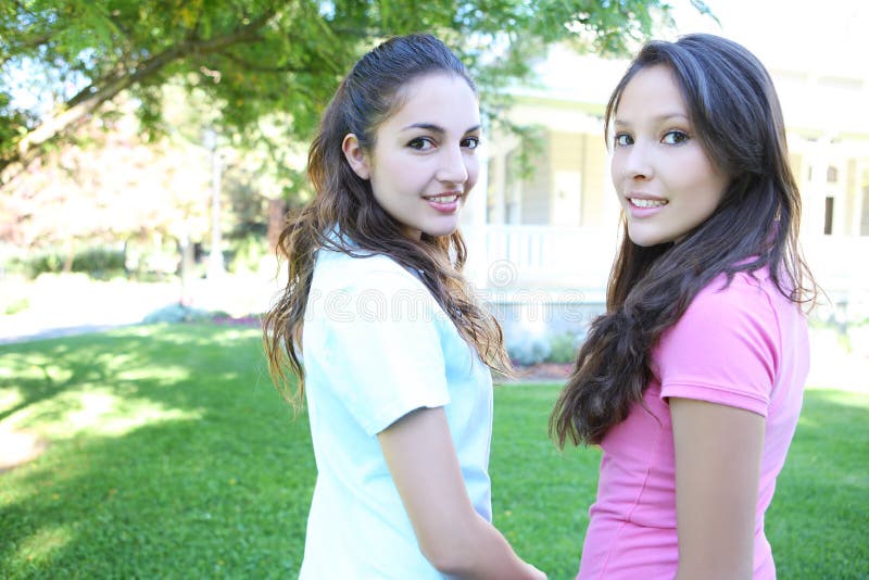 Retrato De Duas Meninas Tailandesas Encantadoras Foto de Stock - Imagem de  amigos, consideravelmente: 1743386