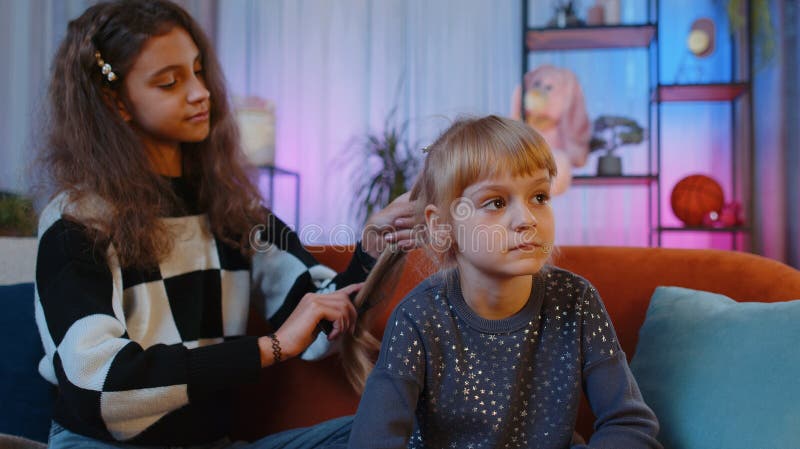 Mulheres deitadas em casa no retrato do sofá com um corte de cabelo curto  em uma camisa branca sorriem depressão nas férias em casa de adolescentes