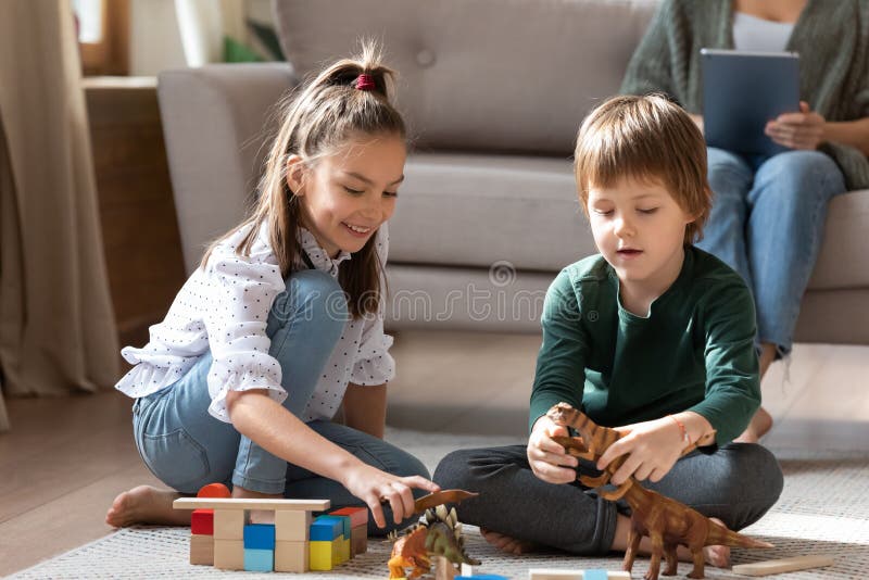 Jogos de irmão e irmã. crianças brincando juntos pulando correndo