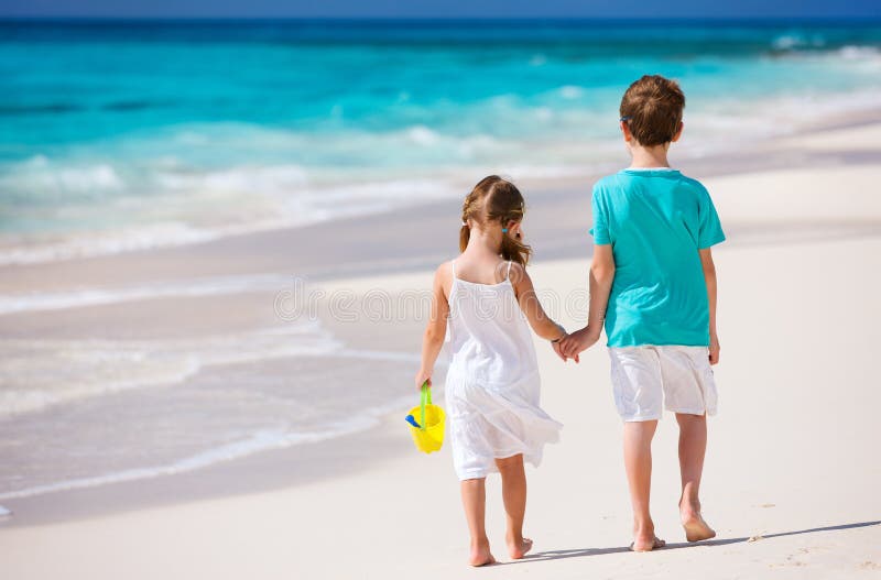 Download Dois Miúdos Que Andam Ao Longo De Uma Praia Nas Caraíbas Foto de Stock - Imagem de povos, sibling: 29836376
