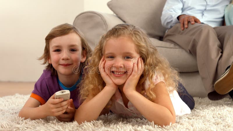 Irmãos bonitos que sorriem na câmera vídeos de arquivo