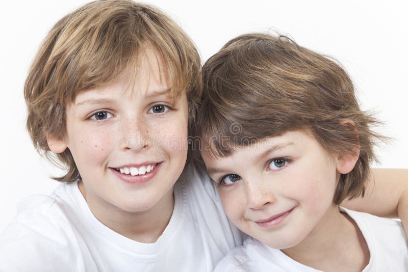 Irmãos felizes das crianças do menino que sorriem junto foto de stock royalty free Irmãos felizes das crianças do menino que sorriem junto foto de stock royalty free