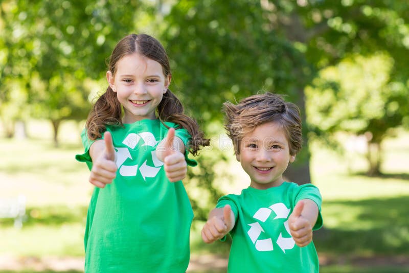 Irmãos felizes no verde com polegares acima fotos de stock Irmãos felizes no verde com polegares acima fotos de stock