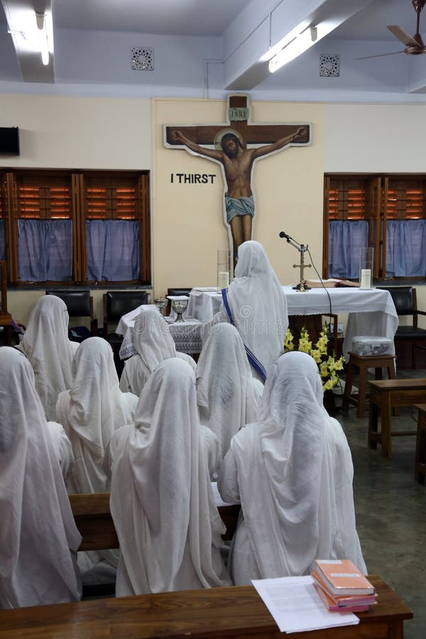 Irmãs de missionários do ` s de Madre Teresa da caridade na oração na capela da casa da mãe, Kolkata imagens de stock Irmãs de missionários do ` s de Madre Teresa da caridade na oração na capela da casa da mãe, Kolkata imagens de stock