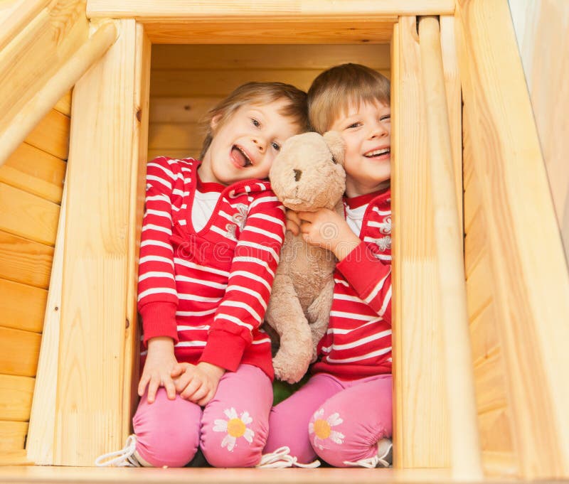 Irmãs gêmeas bonitas foto de stock Irmãs gêmeas bonitas foto de stock