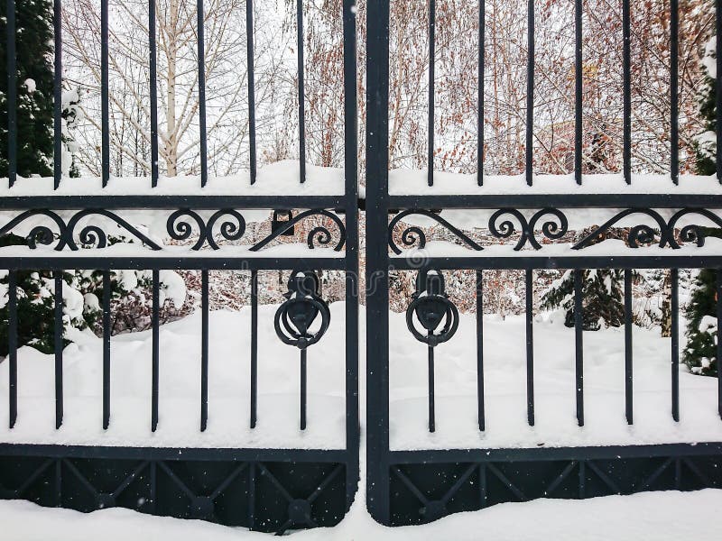 Entrée du Domaine Iron-gates-entrance-to-city-park-winter-day-drifts-snow-iron-gates-entrance-to-city-park-winter-day-135624039