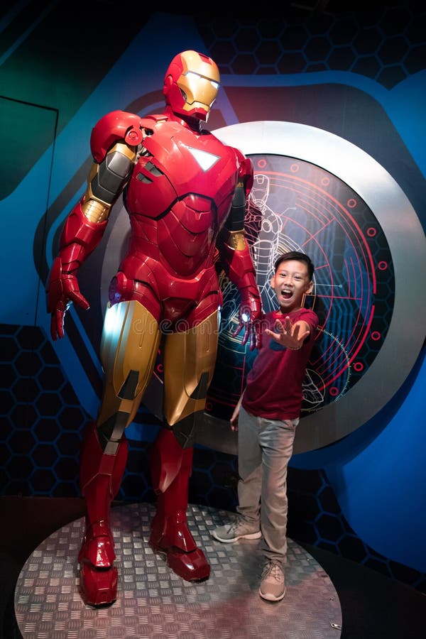 Ironmanwaxworks museummevrouw tussauds jongen het stellen met hoogtepunt - met maat model stock afbeelding Ironmanwaxworks museummevrouw tussauds jongen het stellen met hoogtepunt - met maat model stock afbeelding