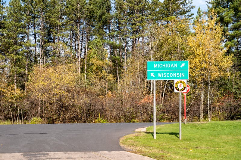 Ironwood, Michigan - 18 de outubro de 2019: Assinar para os motoristas escolherem qual direção seguir - estado de Michigan ou Wis fotos de stock Ironwood, Michigan - 18 de outubro de 2019: Assinar para os motoristas escolherem qual direção seguir - estado de Michigan ou Wis fotos de stock