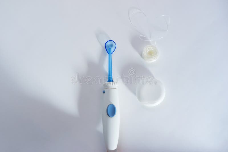 Irrigator oral para los dientes contra el irrigator de la seda para la opinión superior de los dientes sobre el fondo blanco fotografía de archivo libre de regalías Irrigator oral para los dientes contra el irrigator de la seda para la opinión superior de los dientes sobre el fondo blanco fotografía de archivo libre de regalías