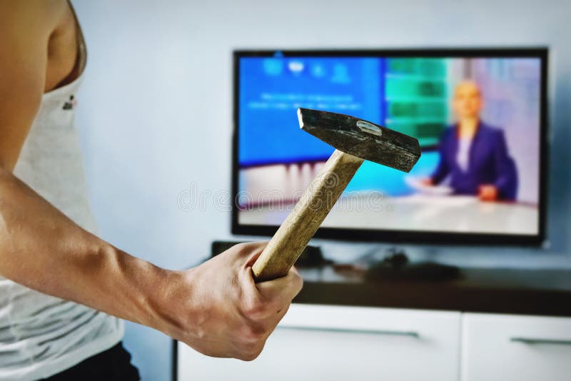 Irriterade den unga mannen som dåliga nyheter bryter TV:N royaltyfria bilder