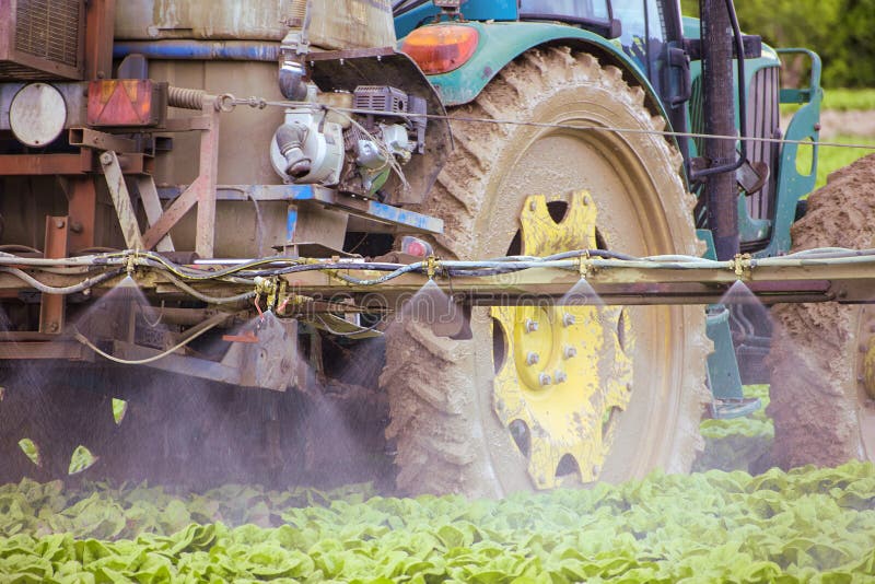 Irroranti per trattori pesticidi o spray insetticida su pesticidi da campo in lattuga o iceberg e insetticidi su