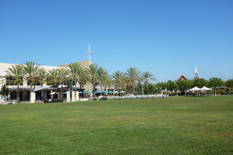 IRVINE, CALIFORNIA - СЕНТ 7, 2019: Церковь моряков: центр верования и часовня с главного лужайки, неконфессиональный христианин стоковая фотография rf IRVINE, CALIFORNIA - СЕНТ 7, 2019: Церковь моряков: центр верования и часовня с главного лужайки, неконфессиональный христианин стоковая фотография rf