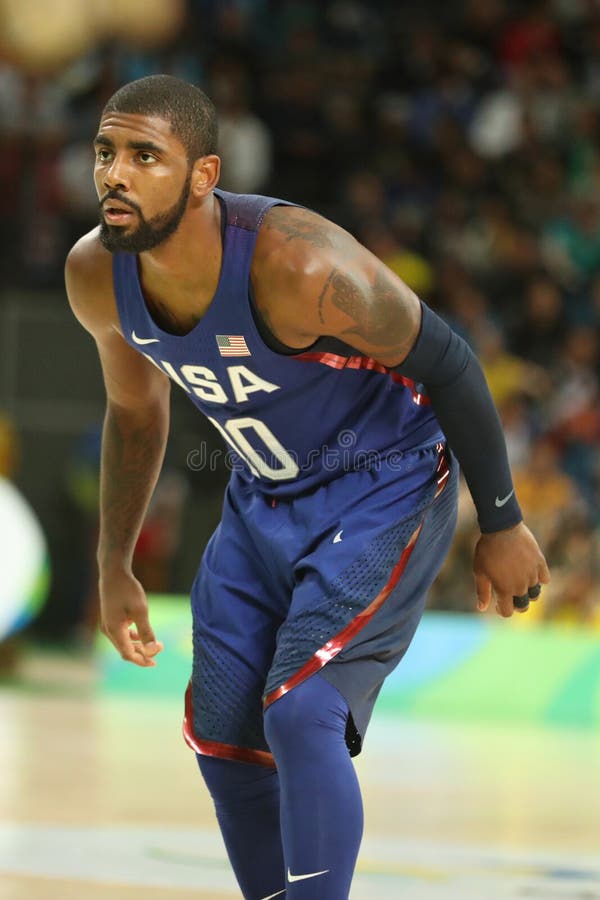 Irving Kyrie av lagFörenta staterna i handling under basketmatch för grupp A mellan laget USA och Australien av Rio de Janeiro 20 arkivfoto Irving Kyrie av lagFörenta staterna i handling under basketmatch för grupp A mellan laget USA och Australien av Rio de Janeiro 20 arkivfoto