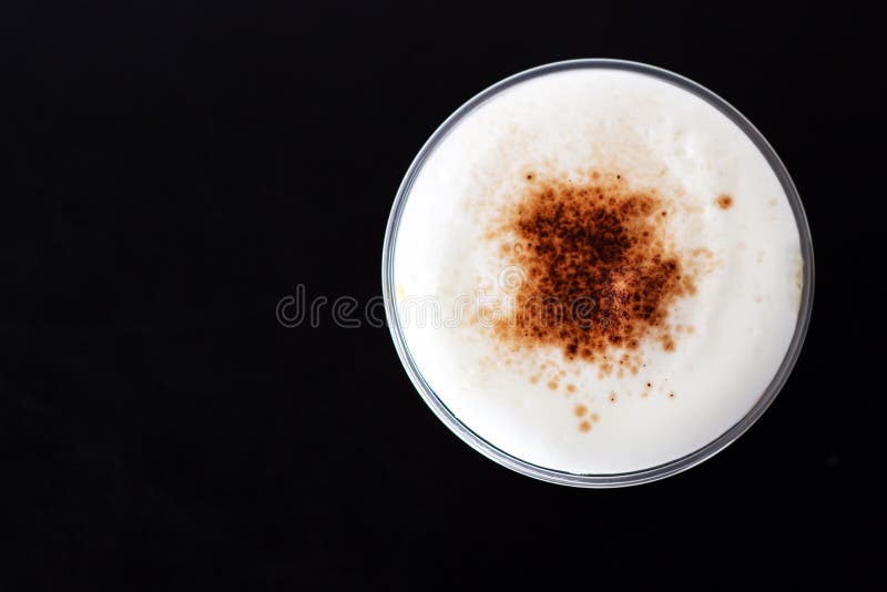 Iscappuccino i plast- kopp Den bästa sikten av mjölkar skum och cinnamo royaltyfri foto Iscappuccino i plast- kopp Den bästa sikten av mjölkar skum och cinnamo royaltyfri foto