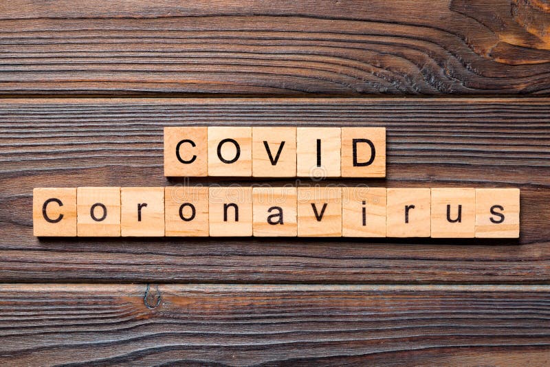 Iscrizione COVID Coronavirus su fondo di legno Parola di covid scritta sul blocco di legno testo sulla tavola di legno per il vos fotografie stock libere da diritti Iscrizione COVID Coronavirus su fondo di legno Parola di covid scritta sul blocco di legno testo sulla tavola di legno per il vos fotografie stock libere da diritti