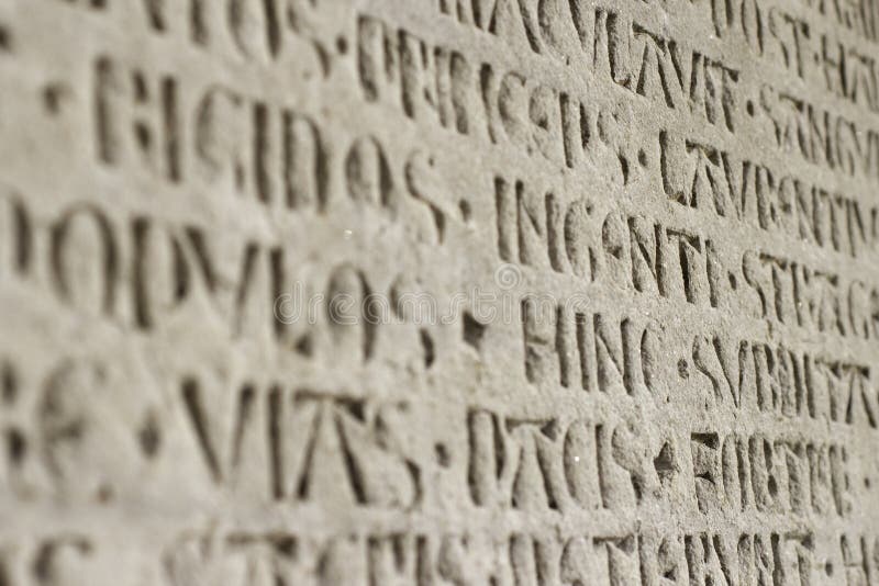 Конкремент латынь. Надпись высеченная на Камне. Древние надписи на латыни. Старинные надписи на камнях. Надписи на камнях древние.