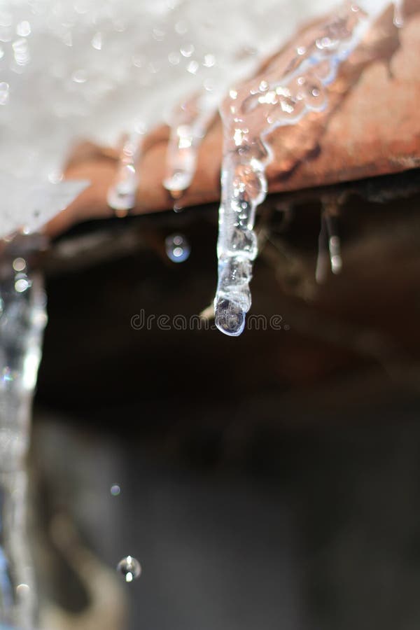 Ise iciles smelt onder de warme stralen van de zon en het druipen dalingen van water Macro stock foto's Ise iciles smelt onder de warme stralen van de zon en het druipen dalingen van water Macro stock foto's