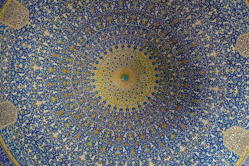 Isfahan, Иран - май 2018: Захватывающий потолок украшенный с красочными плитками в интерьере мечети имама в Isfahan, Иране стоковые изображения rf Isfahan, Иран - май 2018: Захватывающий потолок украшенный с красочными плитками в интерьере мечети имама в Isfahan, Иране стоковые изображения rf