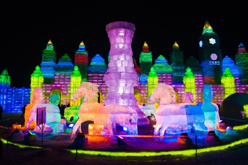 Byggnaden med isinskriptioner i Harbin royaltyfri foto