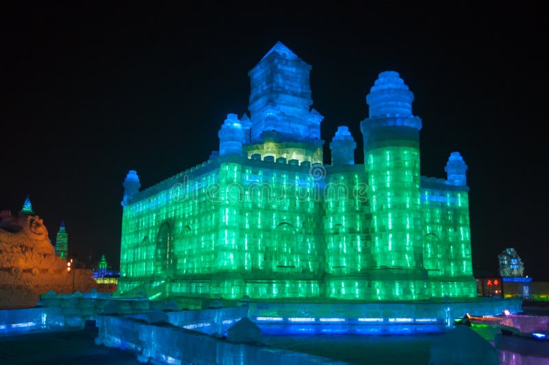 Byggnaden med isinskriptioner i Harbin royaltyfri bild