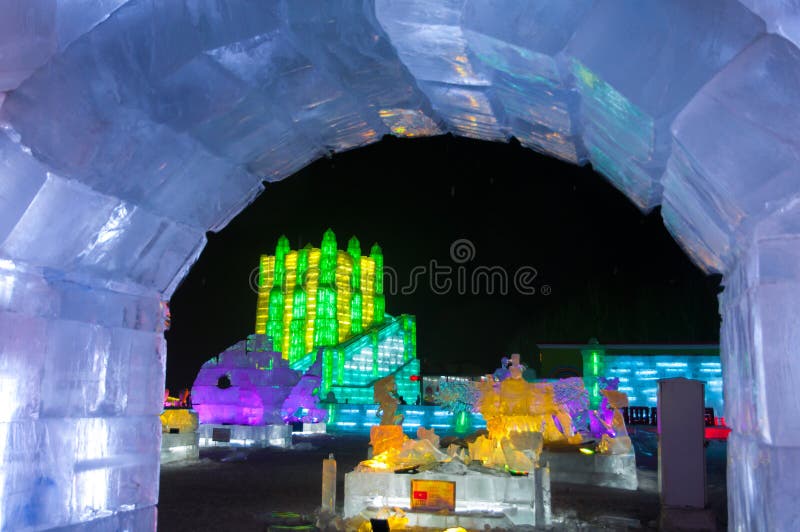 Byggnaden med isinskriptioner i Harbin royaltyfria foton