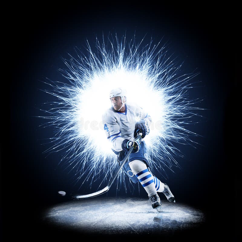 Ishockeyspelaren åker skridskor på en abstrakt bakgrund arkivbilder Ishockeyspelaren åker skridskor på en abstrakt bakgrund arkivbilder