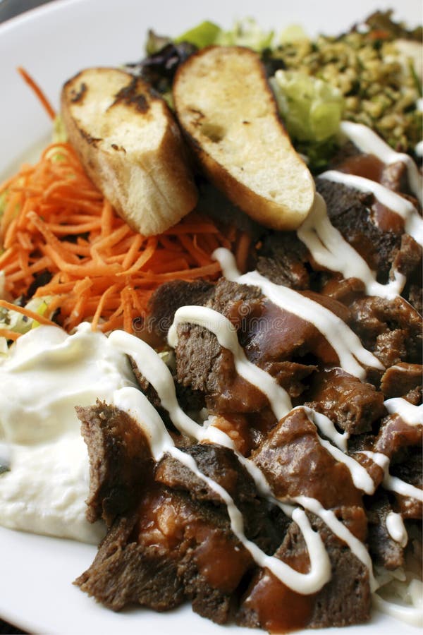 Iskender kebap stockbild. Bild von cuisine, milch ...