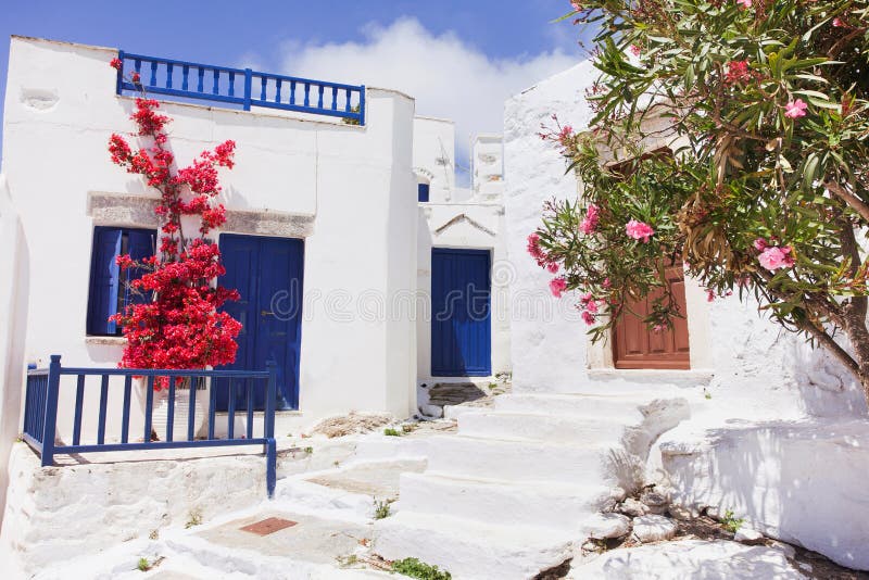Isla de Amorgos, Grecia, calle griega tradicional con las flores imagenes de archivo Isla de Amorgos, Grecia, calle griega tradicional con las flores imagenes de archivo