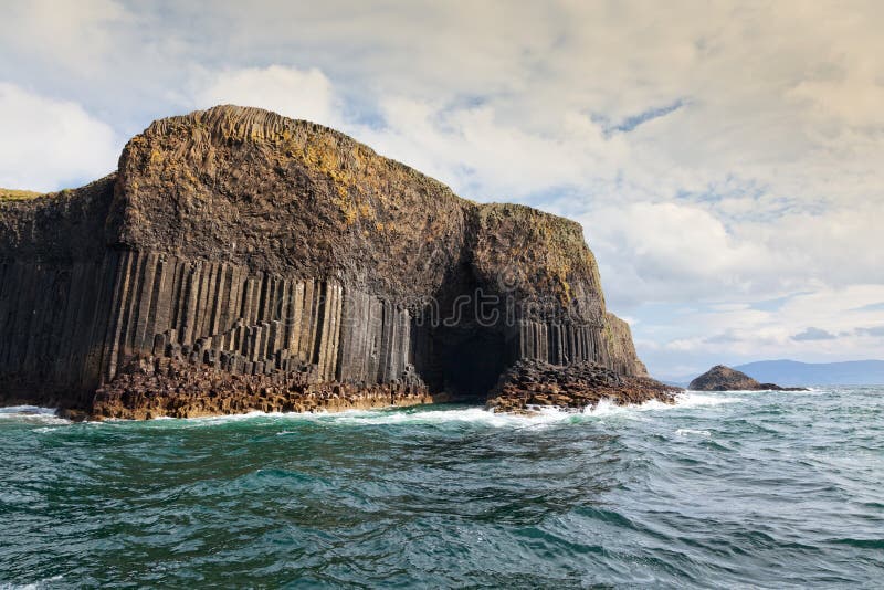 Isla de la cueva de Staffa y de Fingal imágenes de archivo libres de regalías Isla de la cueva de Staffa y de Fingal imágenes de archivo libres de regalías