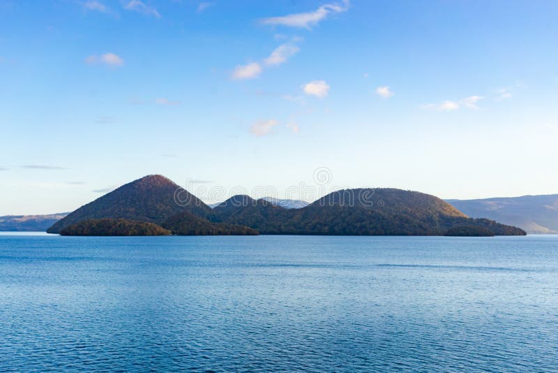 Isla de Nakajima en el lago Toya, Hokkaido, Japón D soleada hermosa foto de archivo libre de regalías Isla de Nakajima en el lago Toya, Hokkaido, Japón D soleada hermosa foto de archivo libre de regalías