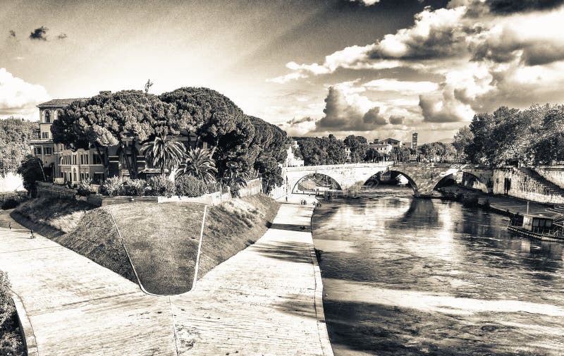 Isla de Tiberina en el río de Tíber, Roma Italia imágenes de archivo libres de regalías Isla de Tiberina en el río de Tíber, Roma Italia imágenes de archivo libres de regalías