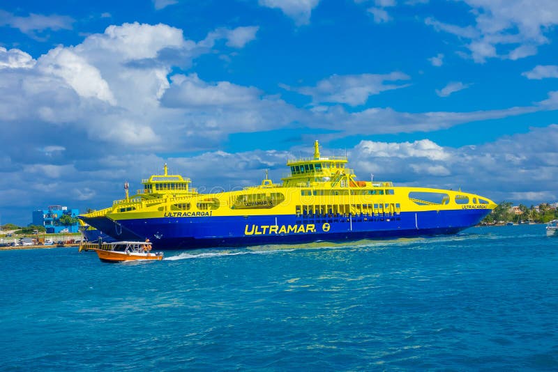 ISLA MUJERES, MEXIQUE, LE 10 JANVIER 2018 : La vue extérieure du bateau énorme de la navigation bleue et jaune de couleur dans le photos libres de droits ISLA MUJERES, MEXIQUE, LE 10 JANVIER 2018 : La vue extérieure du bateau énorme de la navigation bleue et jaune de couleur dans le photos libres de droits