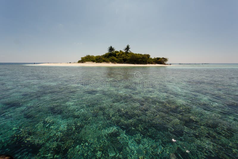Isla tropical circundante de los arrecifes de coral hermosos de la turquesa pequeña fotos de archivo libres de regalías Isla tropical circundante de los arrecifes de coral hermosos de la turquesa pequeña fotos de archivo libres de regalías