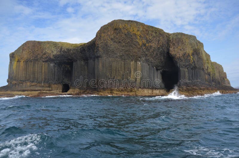 Isla volcánica de Staffa, Escocia fotografía de archivo Isla volcánica de Staffa, Escocia fotografía de archivo